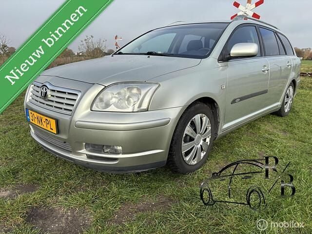 Grijs (metallic) Gebruikt 2003 Toyota Avensis Luna Stationwagen | € 2.299 (Eerlijke prijs) - Afbeelding 1/4