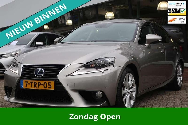 Grijs (metallic) Gebruikt 2014 Lexus IS300h Luxury Line Sedan | € 18.945 (Eerlijke prijs) - Afbeelding 1/4