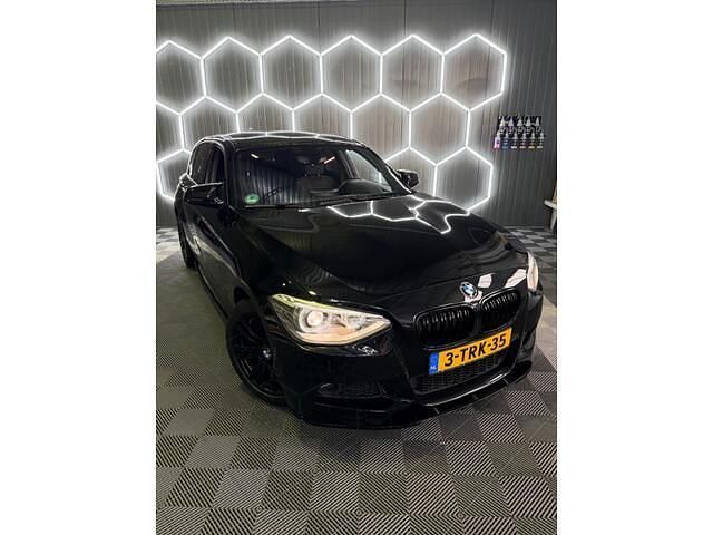 Zwart (metallic) Gebruikt 2014 BMW M135 Comfort Edition Hatchback | € 9.249 - Afbeelding 1/4