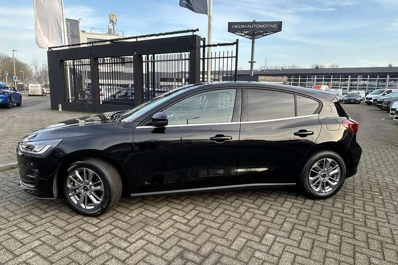 Nieuw Ford Focus Titanium 125 PK (91 kW) 2025 Zwart Hatchback
