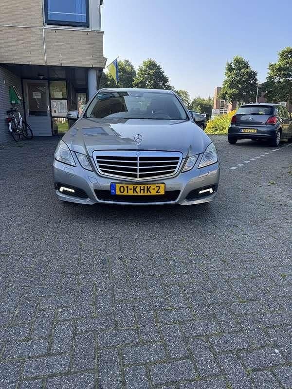 Grijs Gebruikt 2009 Mercedes E220 Avantgarde Sedan | € 8.000 (Goede deal) - Afbeelding 1/4