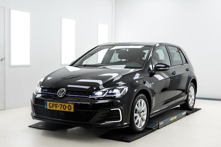 Occasion 2017 VW e-Golf GTE Hatchback | € 16.950 (Eerlijke prijs) - Afbeelding 1/4