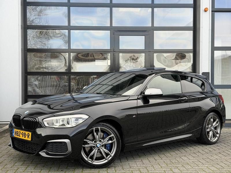 Zwart Gebruikt 2017 BMW M140 Executive Hatchback | € 22.995 (Eerlijke prijs) - Afbeelding 1/4