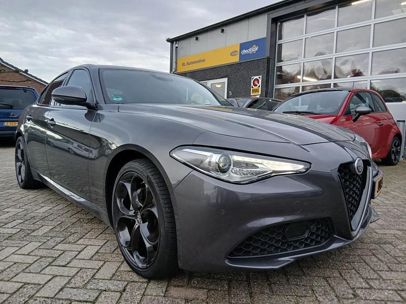 Grijs Gebruikt 2019 Alfa Romeo Giulia Sedan | € 29.845 (Eerlijke prijs) - Afbeelding 1/4