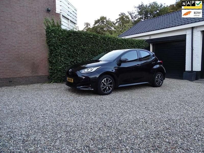Zwart Gebruikt 2020 Toyota Yaris Hybrid Edition Hatchback | € 19.950 (Eerlijke prijs) - Afbeelding 1/4