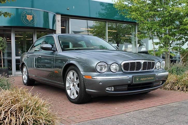 Grijs, metallic lak Gebruikt 2003 Jaguar XJ Executive Sedan | € 14.950 (Iets duurder) - Afbeelding 1/4