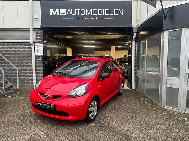 Rood Occasion 2006 Toyota Aygo Hatchback | € 2.499 (Goede deal) - Afbeelding 1/4