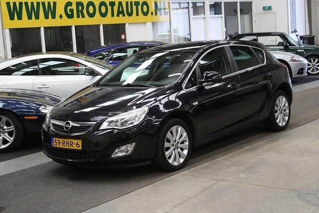 Zwart Gebruikt 2011 Opel Astra Cosmo Hatchback | € 3.744 (Goede deal) - Afbeelding 1/4