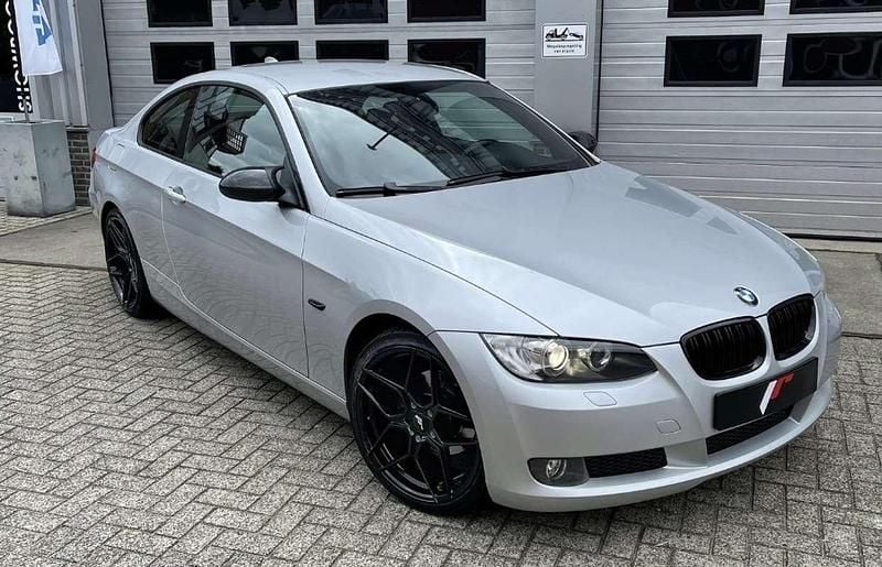 Grijs Gebruikt 2007 BMW 320 Coupé | € 5.250 (Eerlijke prijs) - Afbeelding 1/4