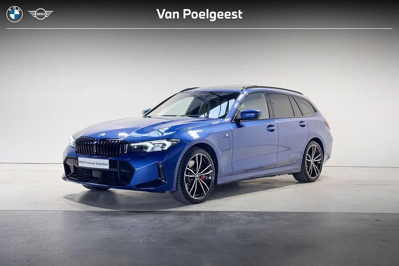 Blauw Gebruikt 2024 BMW 330e M Sport Stationwagen | € 51.895 (Goede deal) - Afbeelding 1/4