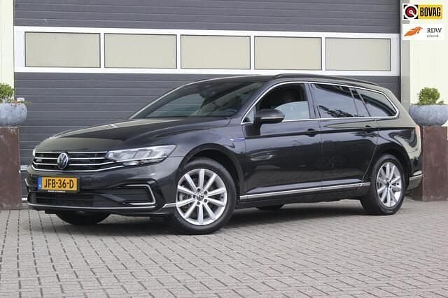 Grijs Gebruikt 2020 VW Passat Business Stationwagen | € 19.900 (Goede deal) - Afbeelding 1/4