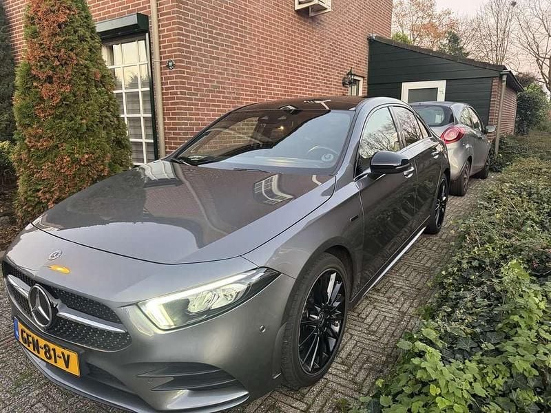 Grijs Gebruikt 2020 Mercedes A250 Business Sedan | € 25.995 (Eerlijke prijs) - Afbeelding 1/4