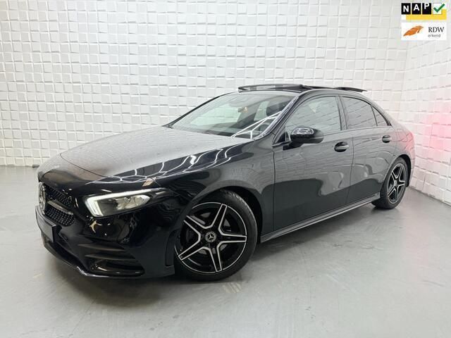 Zwart Gebruikt 2020 Mercedes A180 AMG Sedan | € 24.749 (Eerlijke prijs) - Afbeelding 1/4