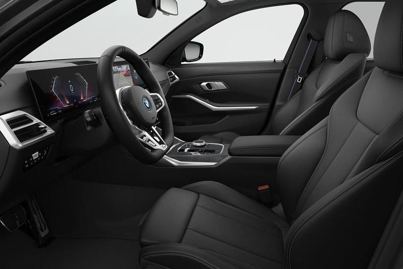 Nieuw BMW 330e M Sport 292 PK (214 kW) 2026 Saphirschwarz metallic (zwart metallic) Stationwagen