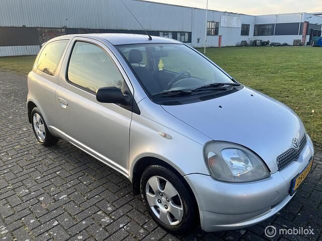Grijs Occasion 2002 Toyota Yaris Hatchback | € 1.749 (Iets duurder) - Afbeelding 1/4
