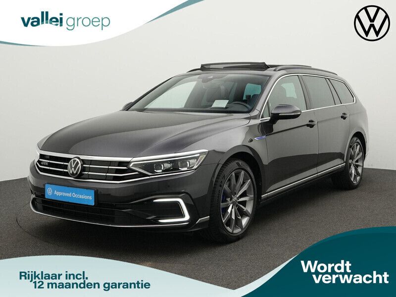 Grijs Gebruikt 2022 VW Passat Business Stationwagen | € 30.450 (Duur) - Afbeelding 1/4