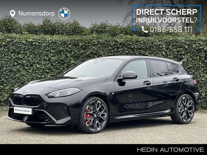 Zwart, metallic lak Gebruikt 2024 BMW 120 M Sport Hatchback | € 43.895 (Eerlijke prijs) - Afbeelding 1/3