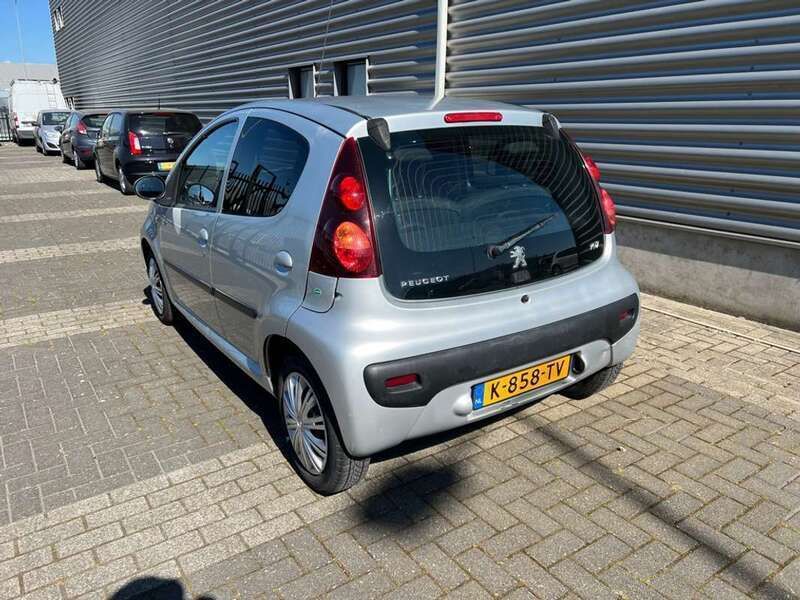 Grijs, metallic lak Gebruikt 2014 Peugeot 107 Hatchback | € 3.999 (Eerlijke prijs) - Afbeelding 1/4