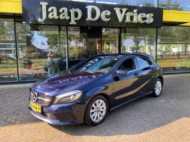 Blauw, metallic lak Gebruikt 2018 Mercedes A180 Business Hatchback | € 18.950 (Eerlijke prijs) - Afbeelding 1/4