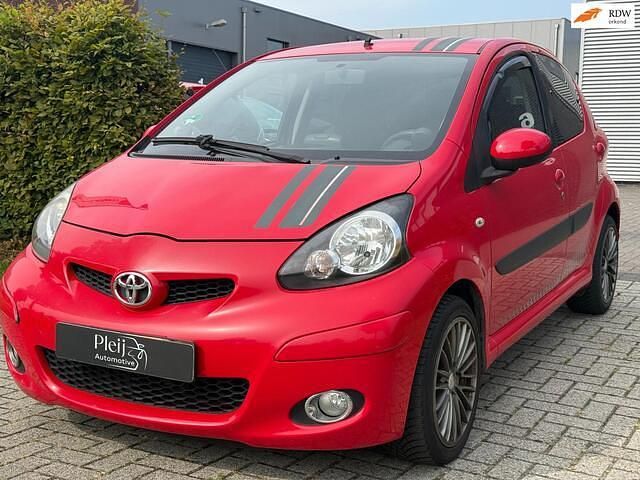 Rood Gebruikt 2011 Toyota Aygo Hatchback | € 3.249 (Eerlijke prijs) - Afbeelding 1/4