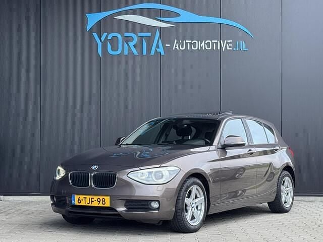 Bruin (metallic) Gebruikt 2014 BMW 116 Executive Hatchback | € 12.950 (Eerlijke prijs) - Afbeelding 1/4