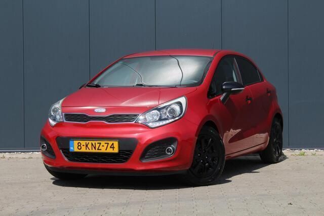 Rood, metallic lak Gebruikt 2013 Kia Rio Plus Hatchback | € 4.999 (Eerlijke prijs) - Afbeelding 1/4