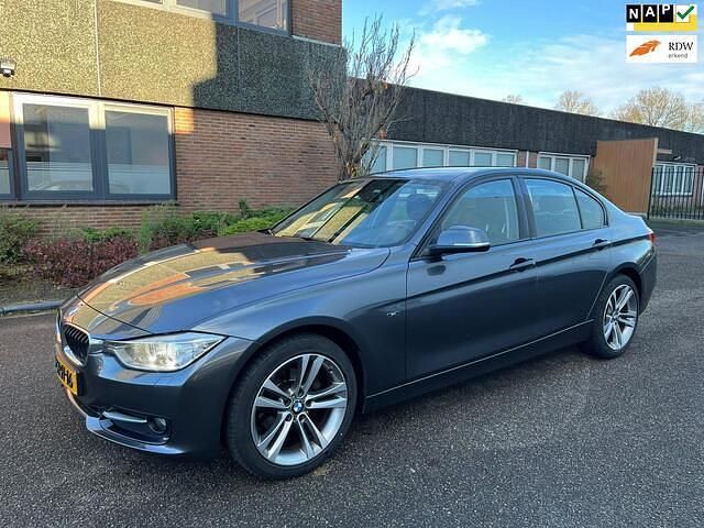 Grijs (metallic) Gebruikt 2013 BMW 316 Executive Sedan | € 10.750 (Eerlijke prijs) - Afbeelding 1/4