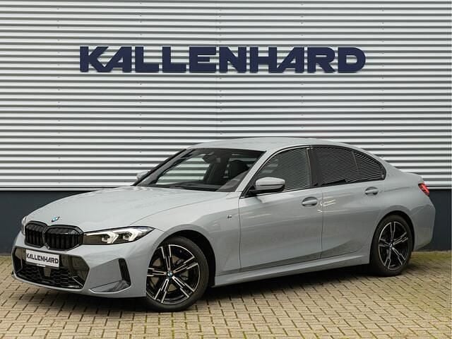 Grijs Gebruikt 2024 BMW 320 M Sport Sedan | € 46.875 (Iets duurder) - Afbeelding 1/4