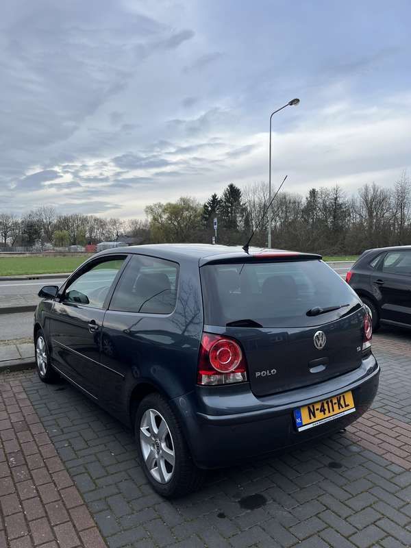 Grijs Gebruikt 2009 VW Polo Trendline Hatchback | € 3.995 (Eerlijke prijs) - Afbeelding 1/4