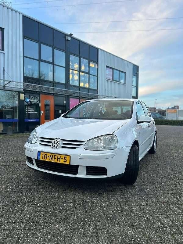 Occasion 2010 VW Golf Trendline Sedan | € 1.100 (Goede deal) - Afbeelding 1/4