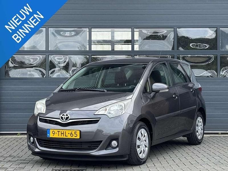 Grijs Gebruikt 2014 Toyota Verso-S MPV | € 13.999 (Eerlijke prijs) - Afbeelding 1/3