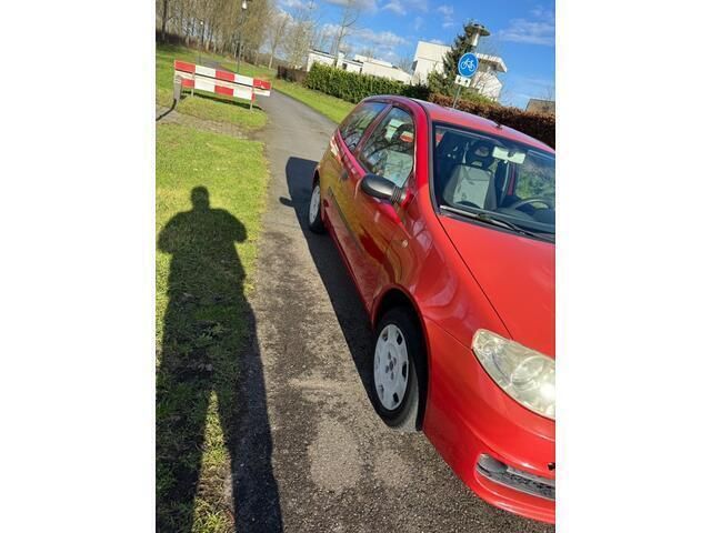 Occasion Fiat Punto 60 PK (44 kW) 2004 Rood Hatchback