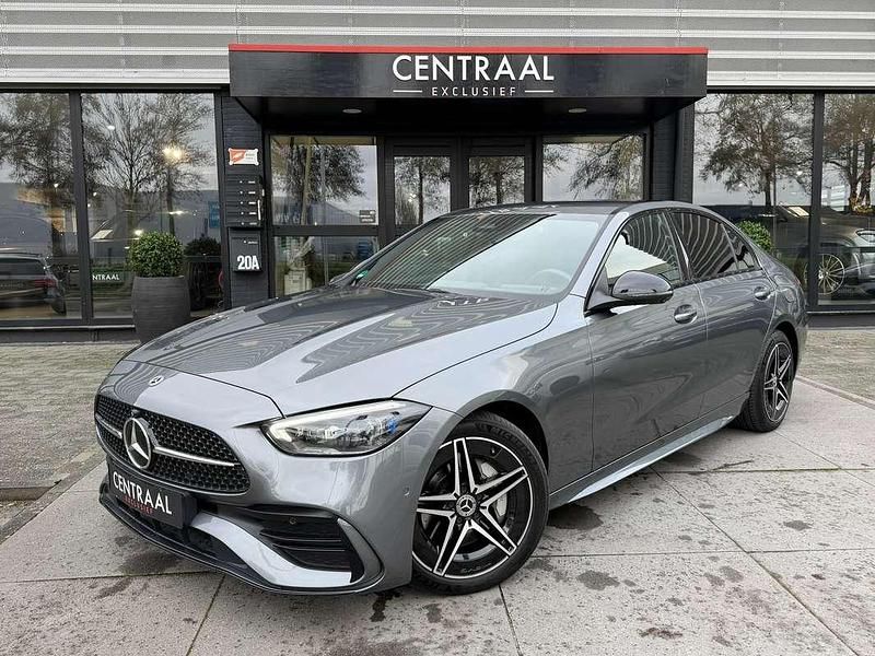 Grijs (metallic) Gebruikt 2023 Mercedes C300e AMG Sedan | € 41.900 (Super prijs) - Afbeelding 1/4