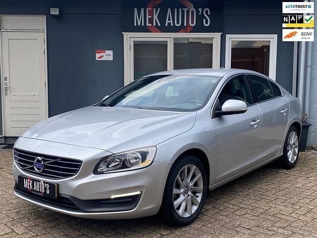 Grijs Gebruikt 2014 Volvo S60 Momentum Sedan | € 10.944 (Eerlijke prijs) - Afbeelding 1/4