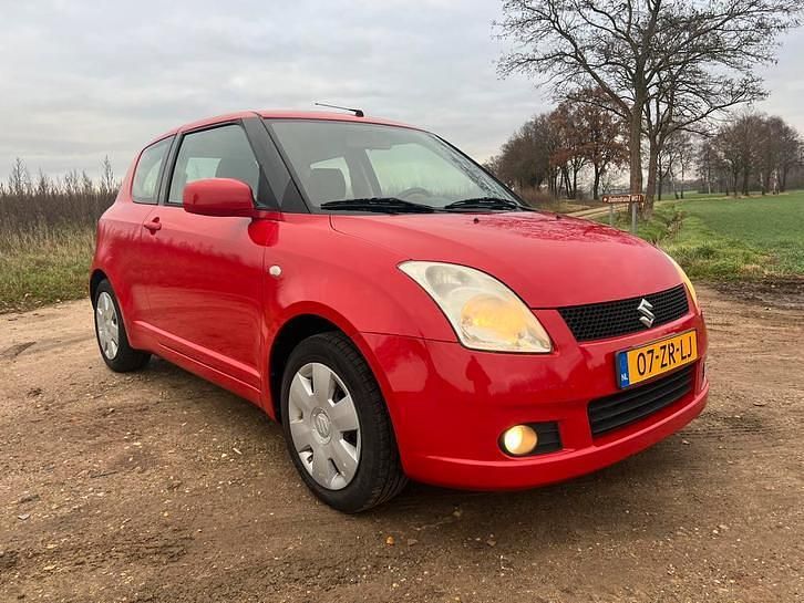 Rood Occasion 2005 Suzuki Swift Exclusive Hatchback | € 2.199 (Eerlijke prijs) - Afbeelding 1/4