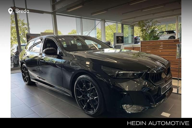 Zwart Nieuw 2024 BMW 550e M Sport Stationwagen | € 105.589 (Goede deal) - Afbeelding 1/4