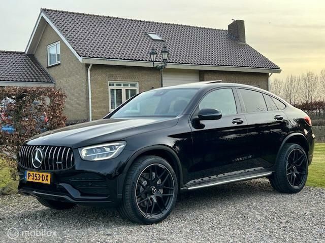 Zwart Gebruikt 2022 Mercedes GLC300 AMG Coupé | € 52.950 (Eerlijke prijs) - Afbeelding 1/4