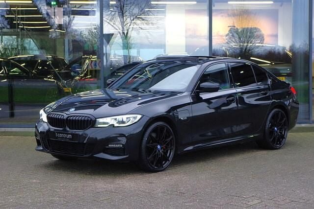 Zwart Gebruikt 2022 BMW 330 Executive Sedan | € 39.950 (Eerlijke prijs) - Afbeelding 1/4