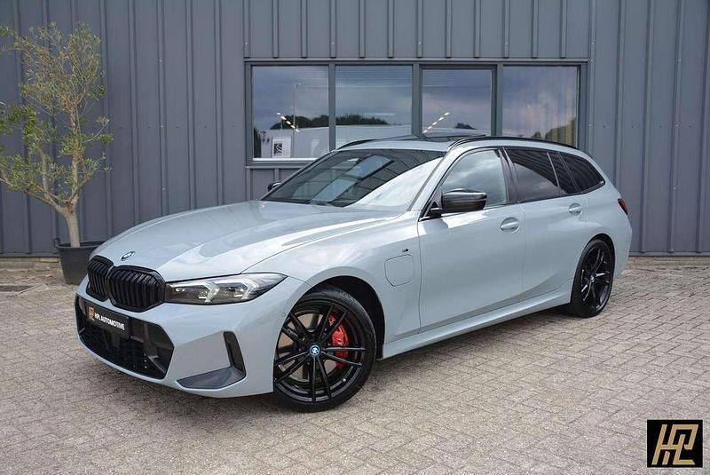 Grijs Gebruikt 2023 BMW 320e M Sport Stationwagen | € 44.950 (Duur) - Afbeelding 1/4