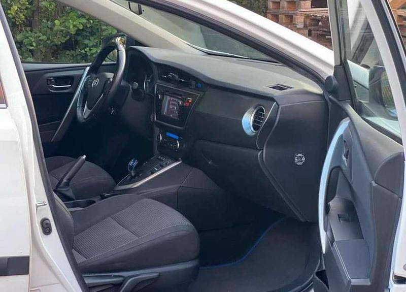 Wit Gebruikt 2013 Toyota Auris Hybrid Stationwagen | € 9.000 (Eerlijke prijs) - Afbeelding 1/4