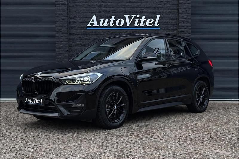 Zwart Gebruikt 2021 BMW X1 Advantage SUV | € 24.945 (Eerlijke prijs) - Afbeelding 1/3