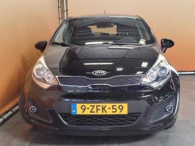 Zwart Gebruikt 2015 Kia Rio Hatchback | € 9.950 (Eerlijke prijs) - Afbeelding 1/4