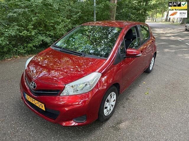 Rood Gebruikt 2014 Toyota Yaris Hatchback | € 4.950 (Eerlijke prijs) - Afbeelding 1/4