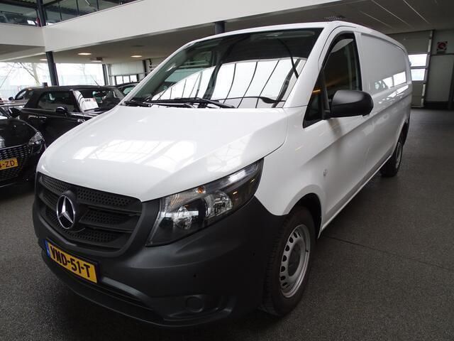 Wit Gebruikt 2022 Mercedes Vito MPV | € 17.800 - Afbeelding 1/4