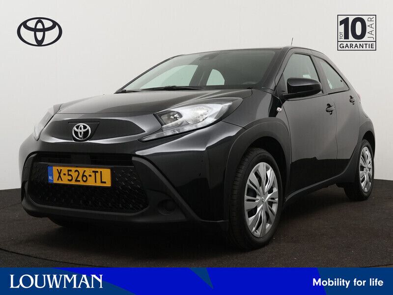 Zwart Gebruikt 2024 Toyota Aygo Play Hatchback | € 19.725 (Goede deal) - Afbeelding 1/3