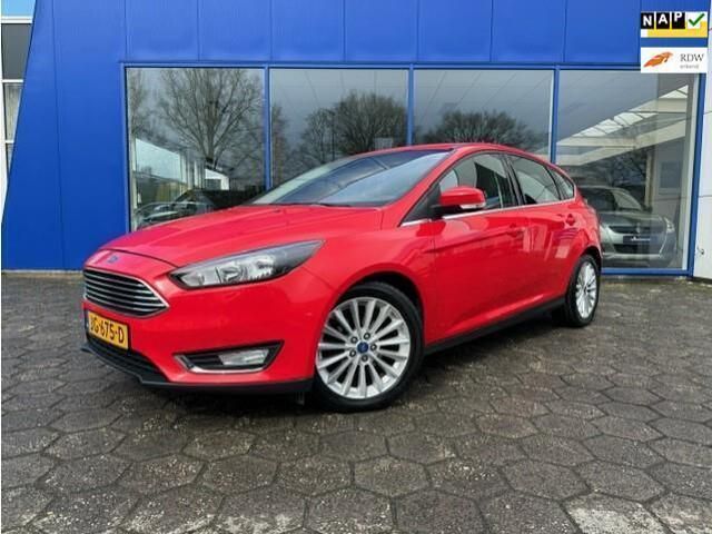 Rood Gebruikt 2016 Ford Focus Titanium Hatchback | € 6.999 (Iets duurder) - Afbeelding 1/4