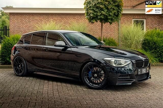 Zwart Gebruikt 2013 BMW M135 Executive Hatchback | € 16.950 - Afbeelding 1/4