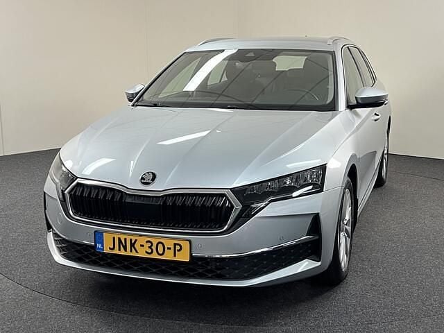 Grijs Occasion 2025 Skoda Octavia Business Line Stationwagen | € 32.950 (Eerlijke prijs) - Afbeelding 1/4
