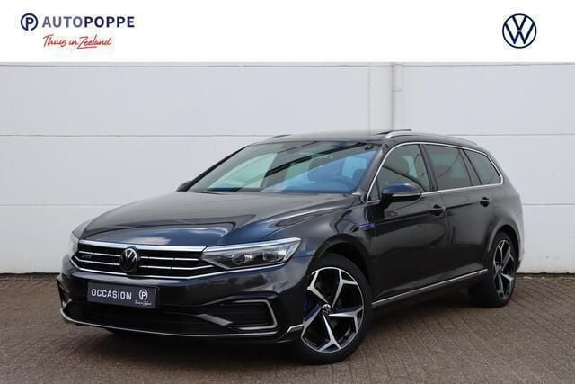 Grijsmangaan grey metallic Gebruikt 2023 VW Passat Business+ Stationwagen | € 34.750 (Eerlijke prijs) - Afbeelding 1/4