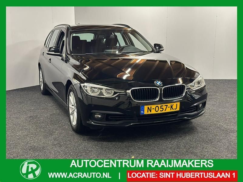 Zwart, metallic lak Gebruikt 2019 BMW 318 Executive Stationwagen | € 17.440 (Eerlijke prijs) - Afbeelding 1/4